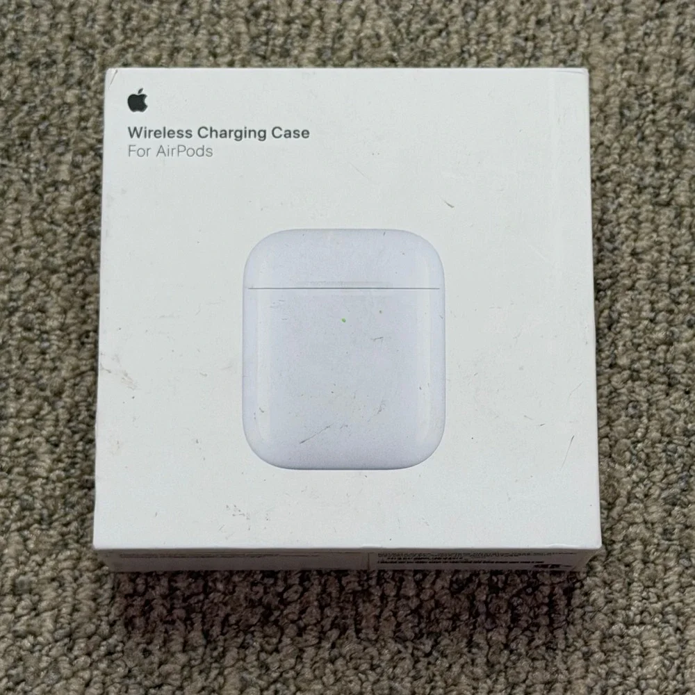 Apple AirPods Wireless Charging Case Model A1938 Gen 2 OEM Genuine White